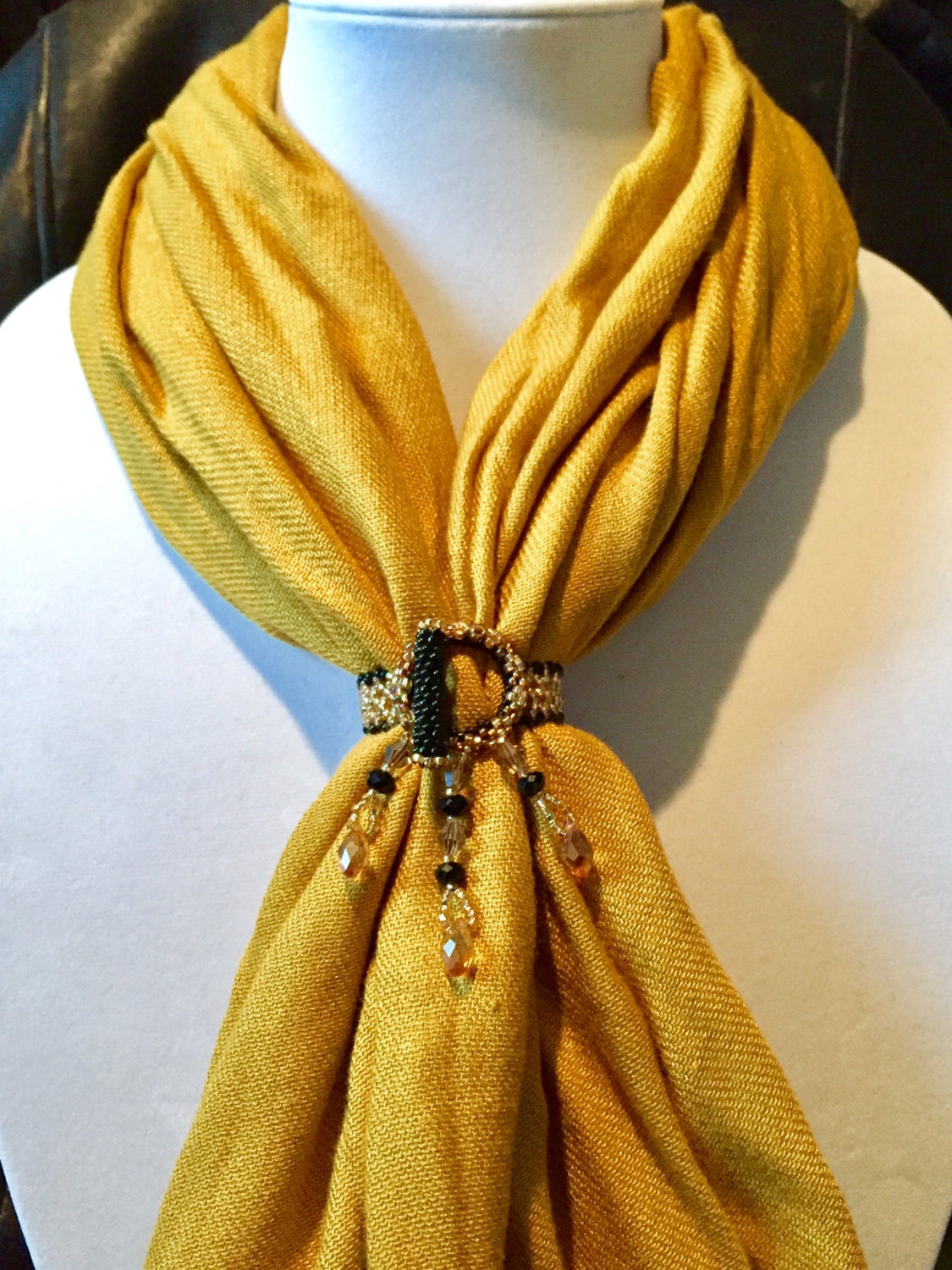 Schal-Armband, Unsere Perlen Schal Halter in Gold Und Schwarz Mit Baumelnden Kristalle Schal-Armband, Unsere Perlen Schal Halter in Gold Und Schwarz Mit Baumelnden Kristalle von KWcouture