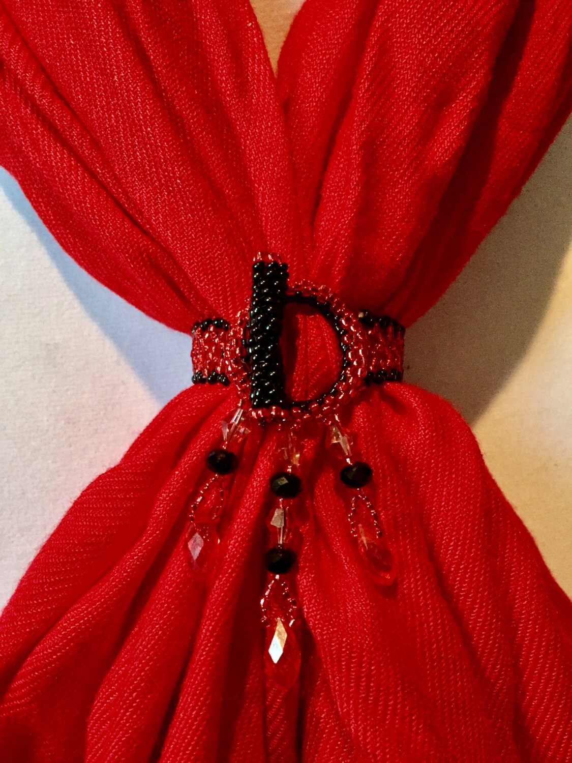 Schal-Armband, Unsere Perlen Schal Halter in Rot Und Schwarz Mit Baumelnden Kristalle Schal-Armband, Unsere Perlen Schal Halter in Rot Und Schwarz Mit Baumelnden Kristalle von KWcouture