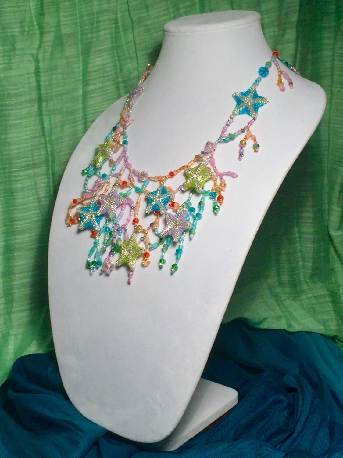 Tanzender Seestern Whimsical Mermaid Halskette Handbeadelt Mit Regenbogenfarben Tanzender Seestern Whimsical Mermaid Halskette Handbeadelt Mit Regenbogenfarben von KWcouture