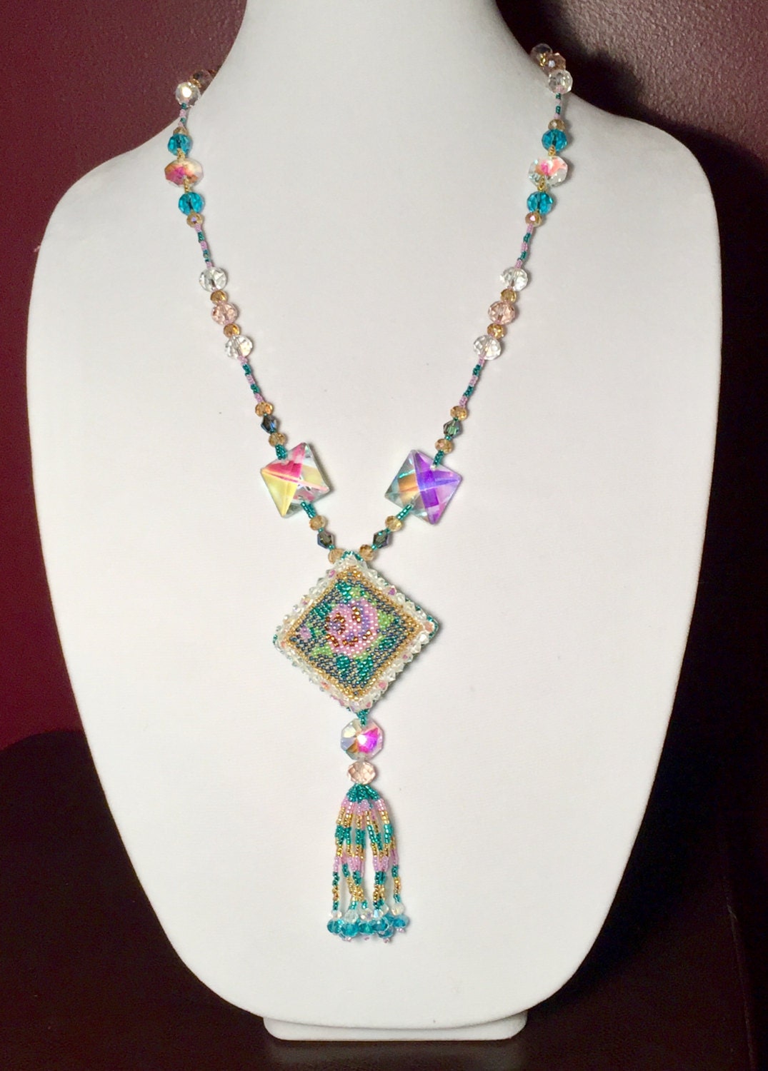 The Aurora - Rosa Rosen Perle Bestickter Anhänger Quasten Halskette Mit Teal, Rosa, Champagner Und Irisierenden Kristallen Traditionell The Aurora - Rosa Rosen Perle Bestickter Anhänger Quasten Halskette Mit Teal, Rosa, Champagner Und Irisierenden Kristallen Traditionell von KWcouture
