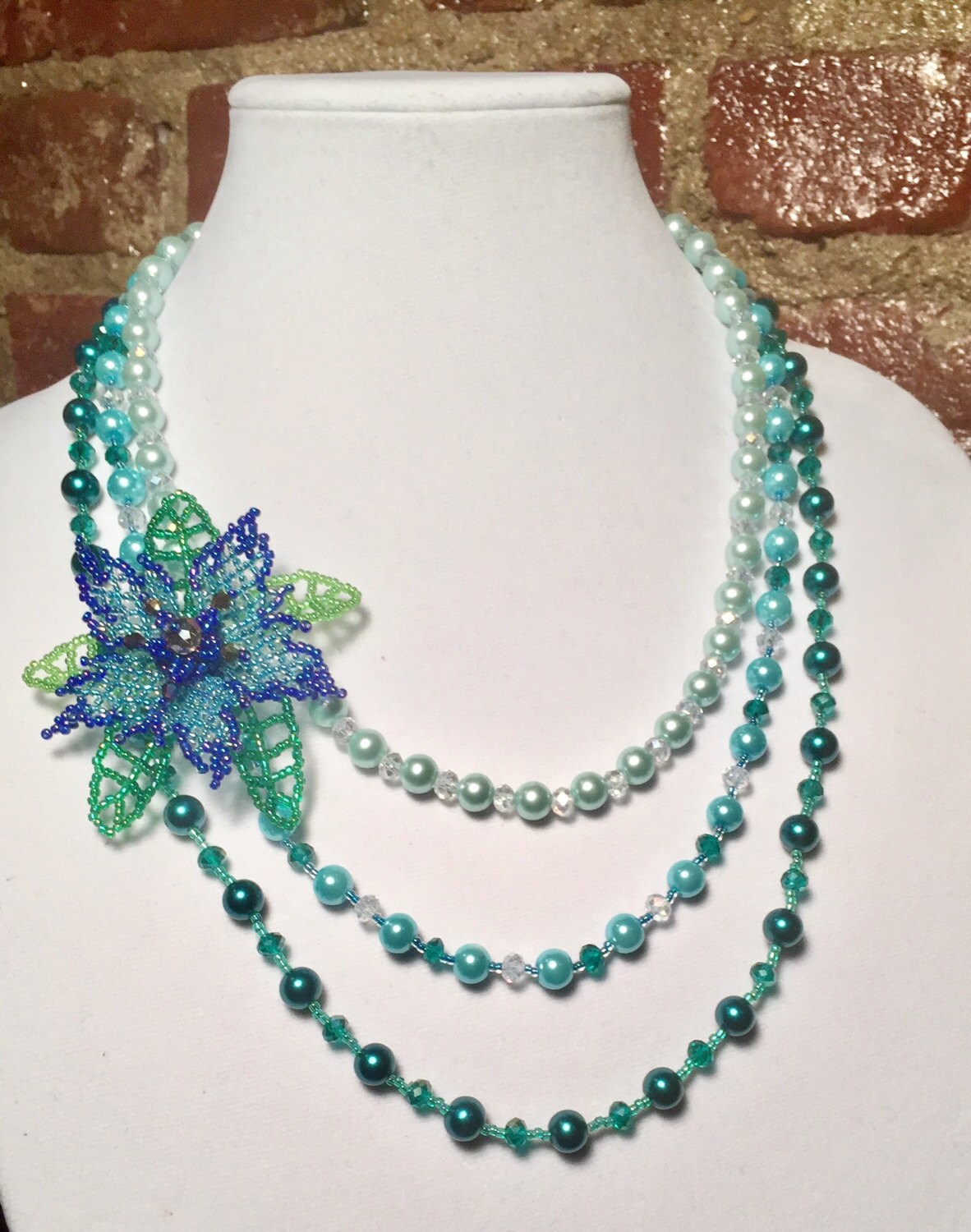 The Edith - Vintage Inspirierte Halskette | Teal, Türkis, Mint, Aqua, Royalblau 3-stränge Aus Glasperle Und Kristall Mit Floraler Brosche The Edith - Vintage Inspirierte Halskette | Teal, Türkis, Mint, Aqua, Royalblau 3-stränge Aus Glasperle Und Kristall Mit Floraler Brosche von KWcouture