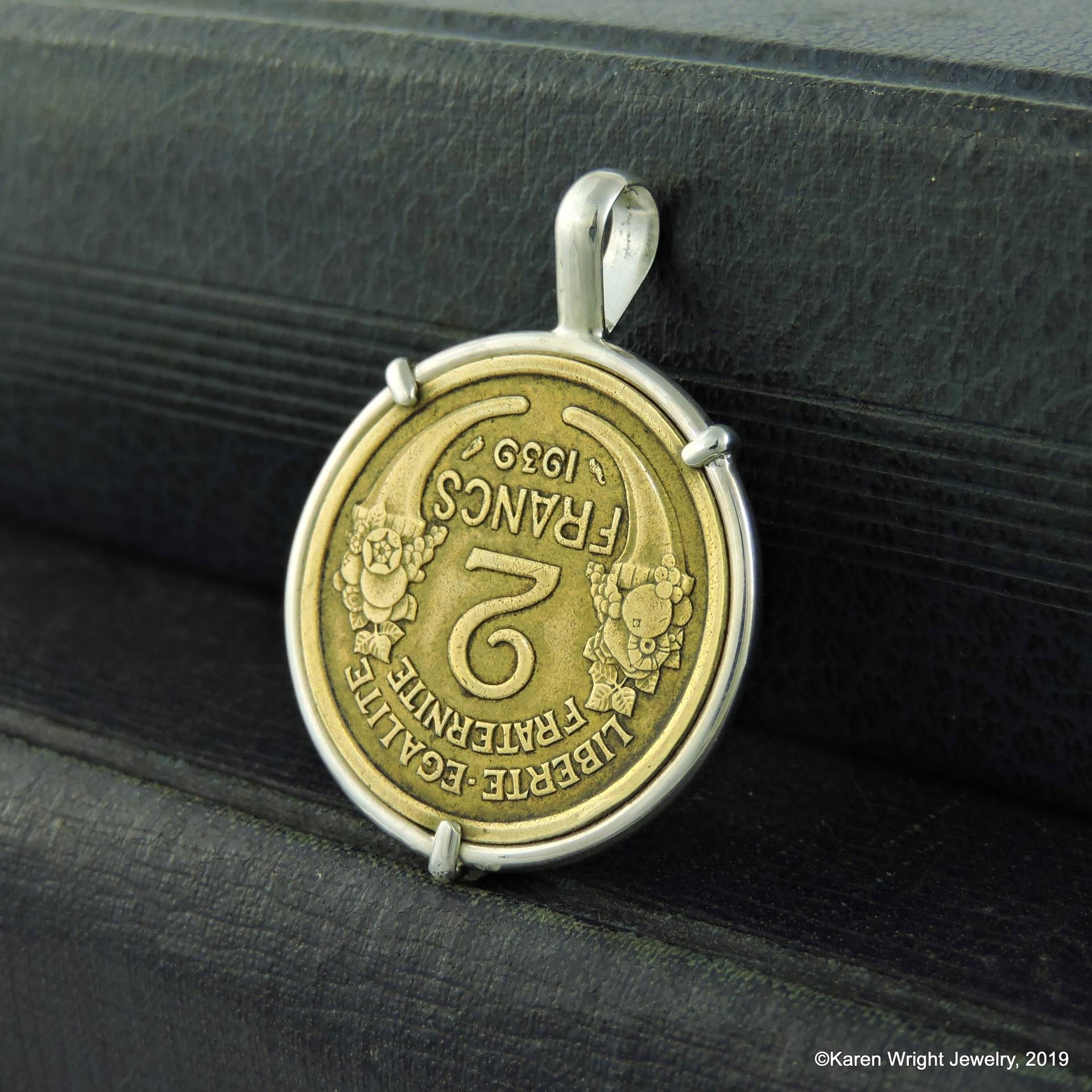 Art Deco Münzschmuck Mit Vintage Morlon Frankreich 2 Franc in Handgefertigtem Sterling Silber Anhänger Art Deco Münzschmuck Mit Vintage Morlon Frankreich 2 Franc in Handgefertigtem Sterling Silber Anhänger von KWrightJewelry