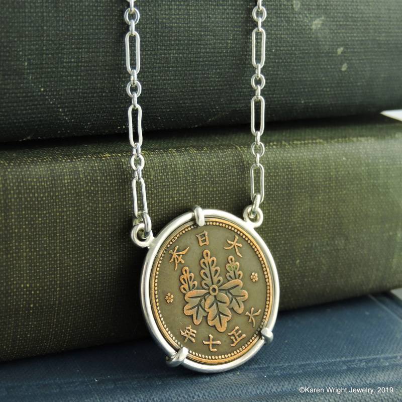 Halskette Mit Vintage Japan Showa 1 Sen Münze in Handgefertigtem Anhänger Aus Sterlingsilber Halskette Mit Vintage Japan Showa 1 Sen Münze in Handgefertigtem Anhänger Aus Sterlingsilber von KWrightJewelry