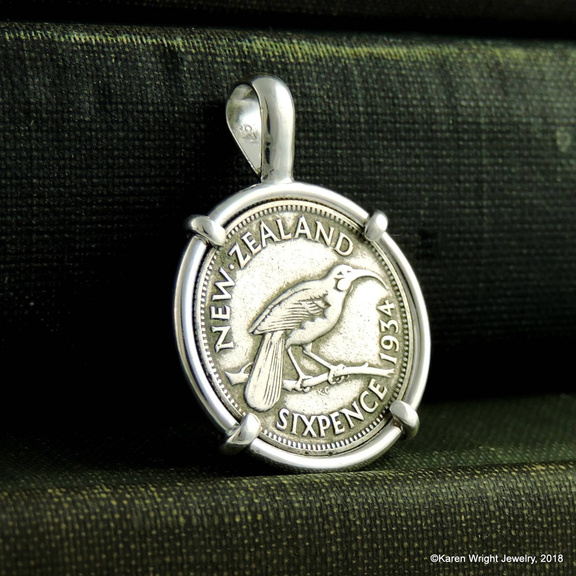 Sixpence Silbermünze Mit Vintage Aus Neuseeland in Handgefertigtem Sterlingsilber Anhänger Sixpence Silbermünze Mit Vintage Aus Neuseeland in Handgefertigtem Sterlingsilber Anhänger von KWrightJewelry