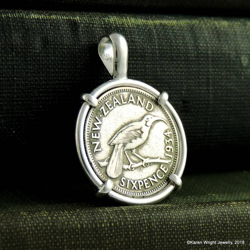 Sixpence Silbermünze Mit Vintage Aus Neuseeland in Handgefertigtem Sterlingsilber Anhänger Sixpence Silbermünze Mit Vintage Aus Neuseeland in Handgefertigtem Sterlingsilber Anhänger von KWrightJewelry