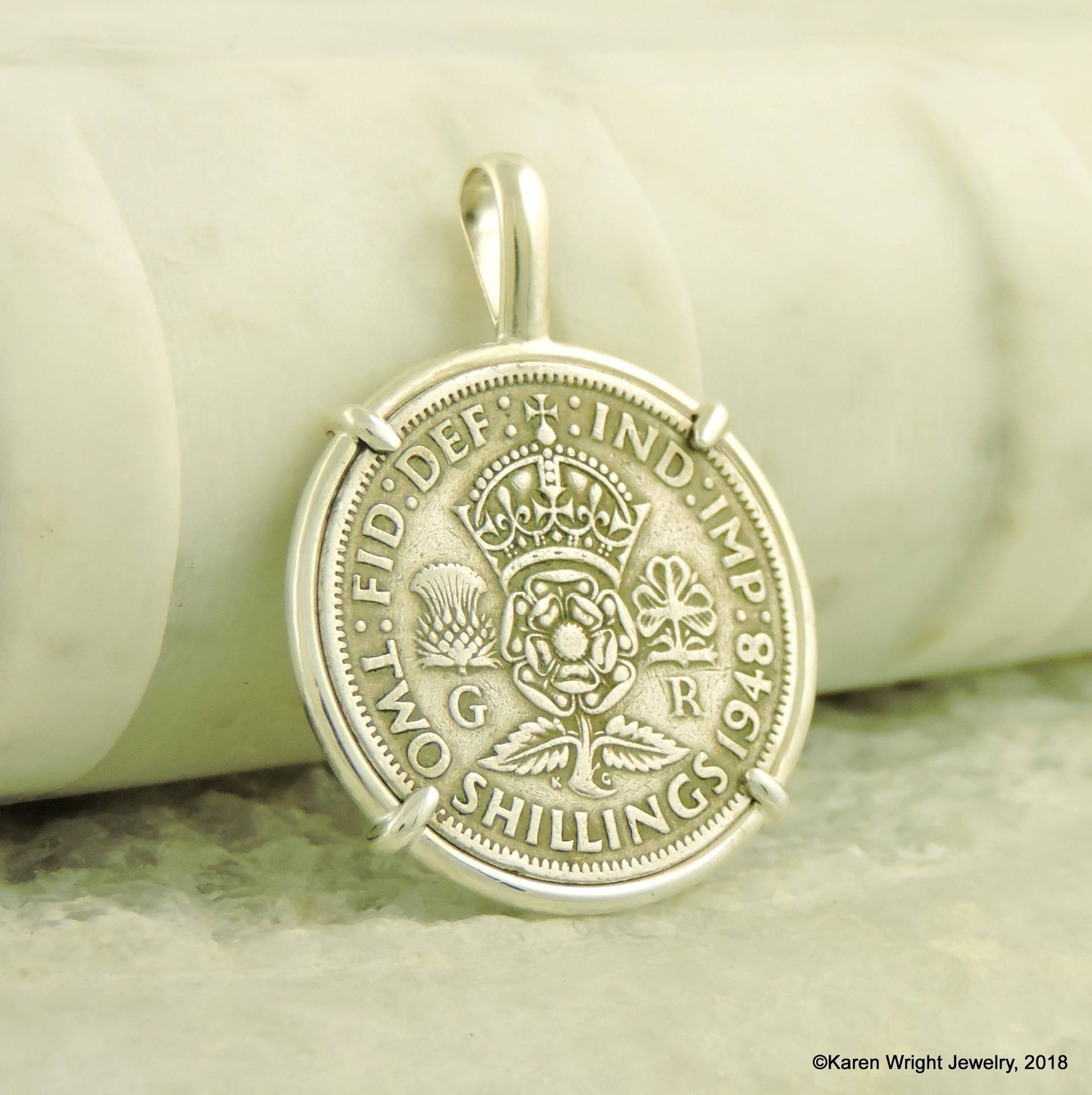 Vereinigtes Königreich Münzschmuck Mit Vintage Englisch George Vi Silber Zwei Schilling in Handgefertigter Anhängerfassung Vereinigtes Königreich Münzschmuck Mit Vintage Englisch George Vi Silber Zwei Schilling in Handgefertigter Anhängerfassung von KWrightJewelry