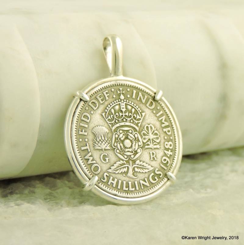 Vereinigtes Königreich Münzschmuck Mit Vintage Englisch George Vi Silber Zwei Schilling in Handgefertigter Anhängerfassung Vereinigtes Königreich Münzschmuck Mit Vintage Englisch George Vi Silber Zwei Schilling in Handgefertigter Anhängerfassung von KWrightJewelry