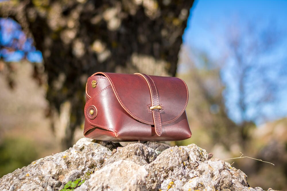 Umhängetasche Aus Leder, Kleine Handgefertigt Genarbtem Rindsleder - Kyania von KYANIAcreations