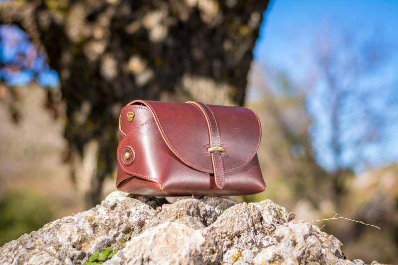 Umhängetasche Aus Leder, Kleine Handgefertigt Genarbtem Rindsleder - Kyania von KYANIAcreations