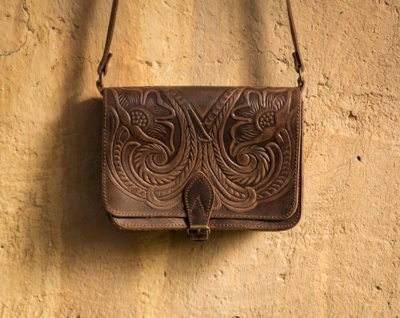 Umhängetasche Aus Leder, Punzierte Ledertasche, Handgefertigt in Griechenland Mit Echtem Leder Und Blumenprägung - Kyania von KYANIAcreations