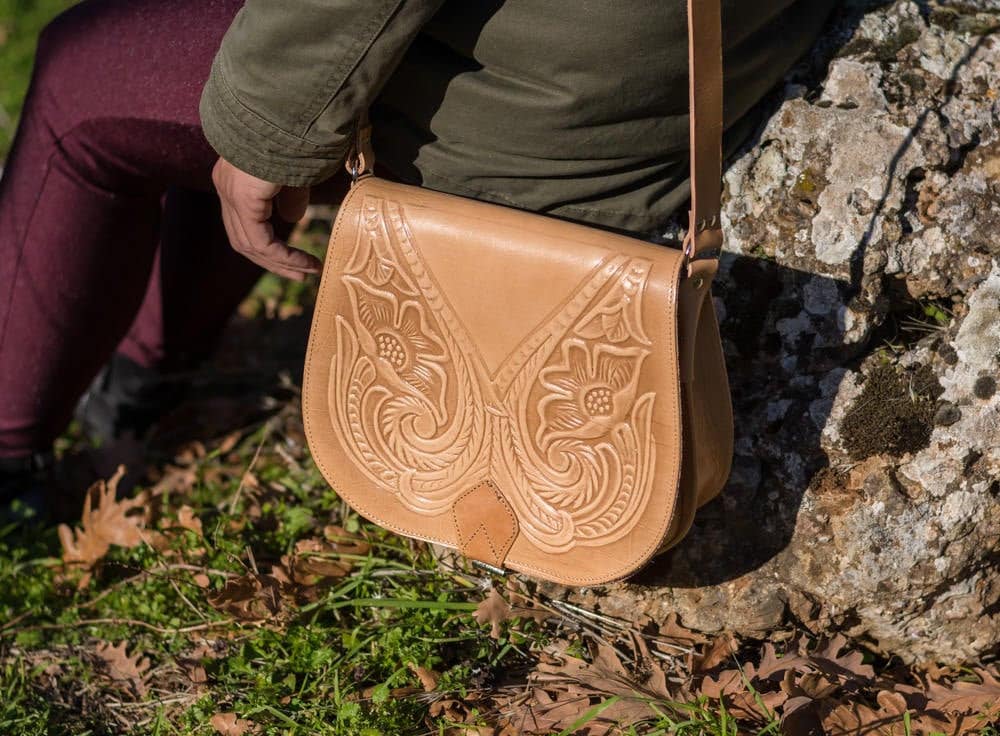 Umhängetasche Aus Punziertem Leder in Natürlicher Lederfarbe, Handgefertigt Griechenland - Kyania von KYANIAcreations