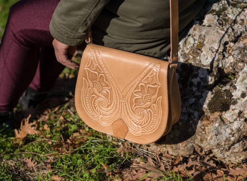 Umhängetasche Aus Punziertem Leder in Natürlicher Lederfarbe, Handgefertigt Griechenland - Kyania von KYANIAcreations