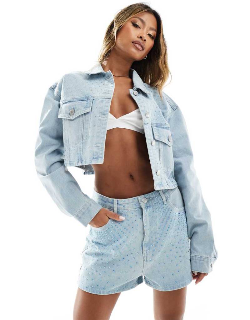 Kyo The Brand - Jeans-Shorts in hellblauer Waschung mit Strassbesatz von KYO
