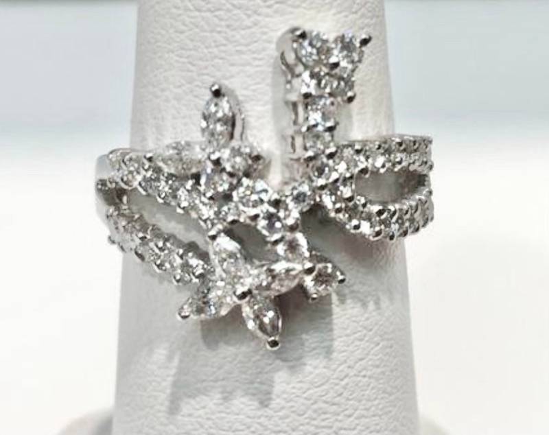 18K Weißgold Diamantring Cocktail-stil Oder Ring Für Die Rechte Hand, Schmetterling Und Blumen Diamantring, Aus Weißgold, Schmetterlinge von KaLaiWong