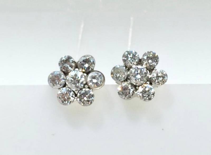 Ausgefallene Blumenmuster Diamant Ohrringe Aus 14K Weißgold, Cluster Ohrringe, Unsichtbar Gesetzte von KaLaiWong