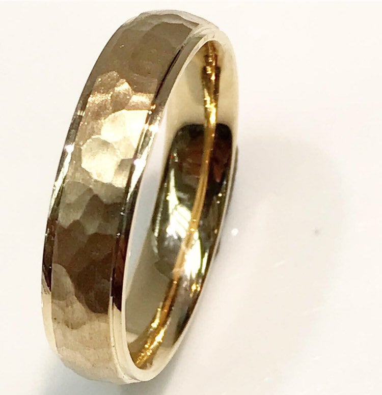 Ehering Mit Gehämmerten Design in 14K Gelbgold, Trauring, Unisex Band, Gelbgold Ring Muster von KaLaiWong
