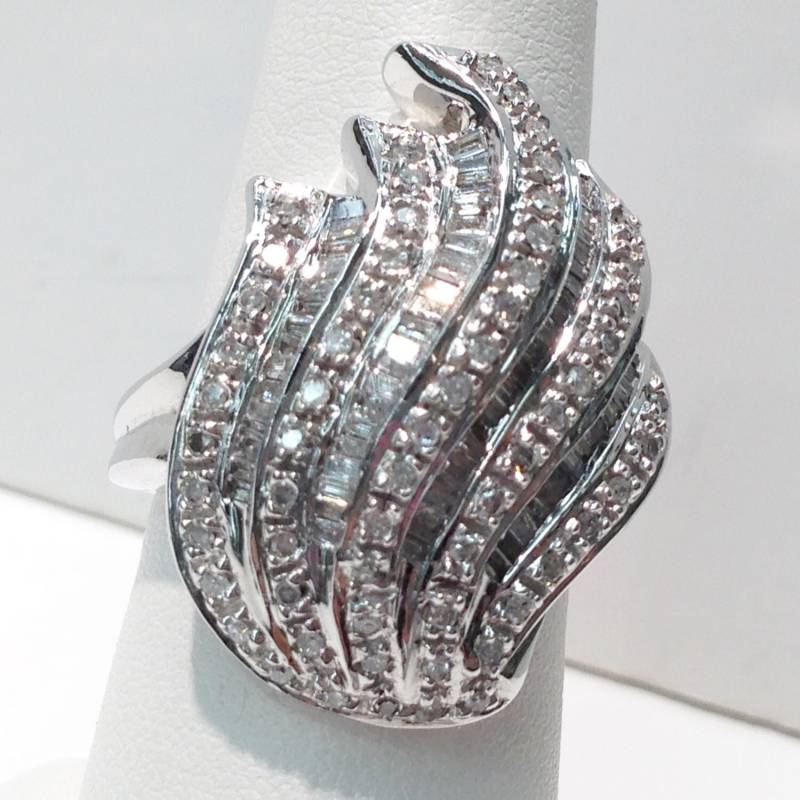 Flamme Der Liebe Statement Ring in Diamanten Und Weißgold, Diamant Cocktail Ring, Großer Diamantring von KaLaiWong