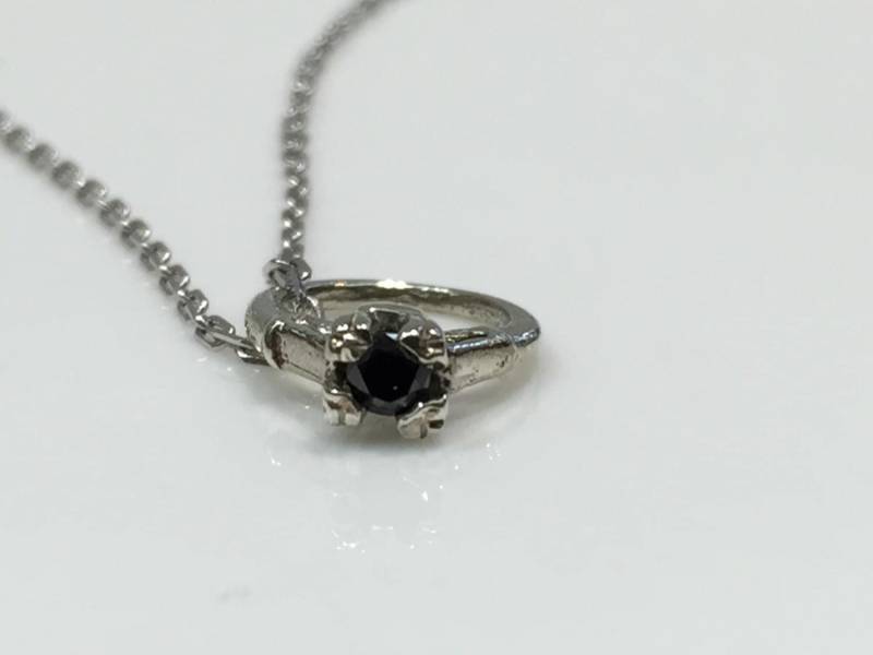 Handgefertigter Silber Und Schwarzer Diamant Verlobungsring Anhänger Mit Kette von KaLaiWong