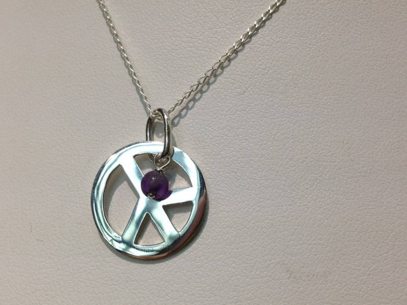Handgefertigtes Floating Peace Zeichen Mit Amethyst Perle in Silber An Einer Gliederkette, Anhänger, 925 von KaLaiWong