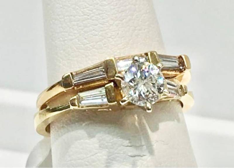 Handgefertigtes Vintage Diamant Verlobungsring Set Aus 14K Gold, Brilliantschliff Zentrum & Baguette Mit Passendem Band von KaLaiWong