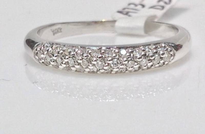 Handgemachter Diamant Ehering Aus 14K Weißgold, Band, Pave Gefasster Ring von KaLaiWong