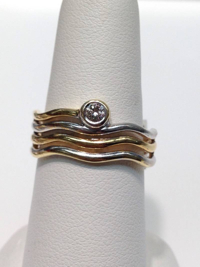 Handgemachter Diamantring Aus 14K Weiß - Und Gelbgold, Diamant Mit Brillantschliff in Einem Wellendesign-Ring von KaLaiWong