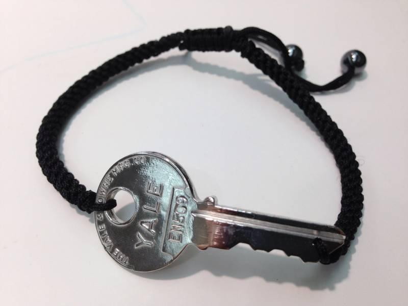 Handgemachtes Unisex-Armband Aus Massivem Silber Yale Key Und Macramé, Schlüsselarmband, Armband Mit Schlüssel von KaLaiWong