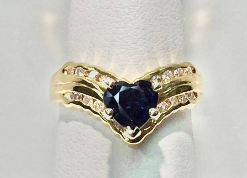 Herzförmiger Saphir Und Diamant Chevron-Ring in 14K, Herzförmiger Saphir, Diamant-Ring von KaLaiWong