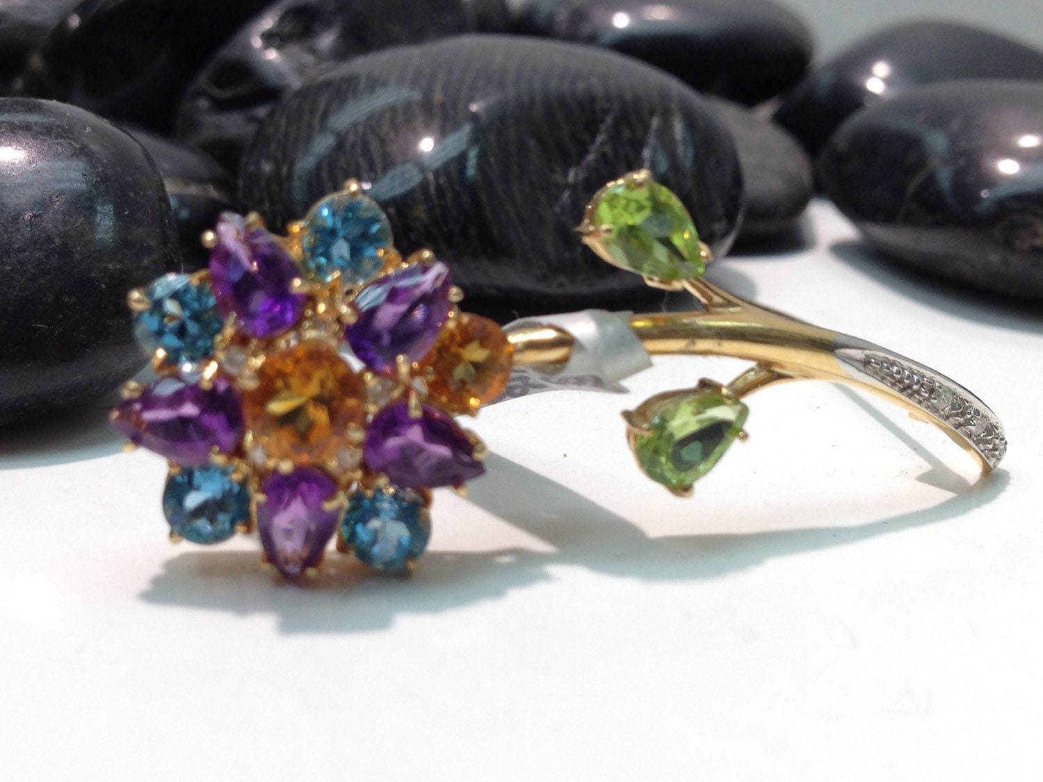 Vintage Blume Diamant Und Halb Edelstein Pin in 14K Gold, Pin, Floral Gold von KaLaiWong