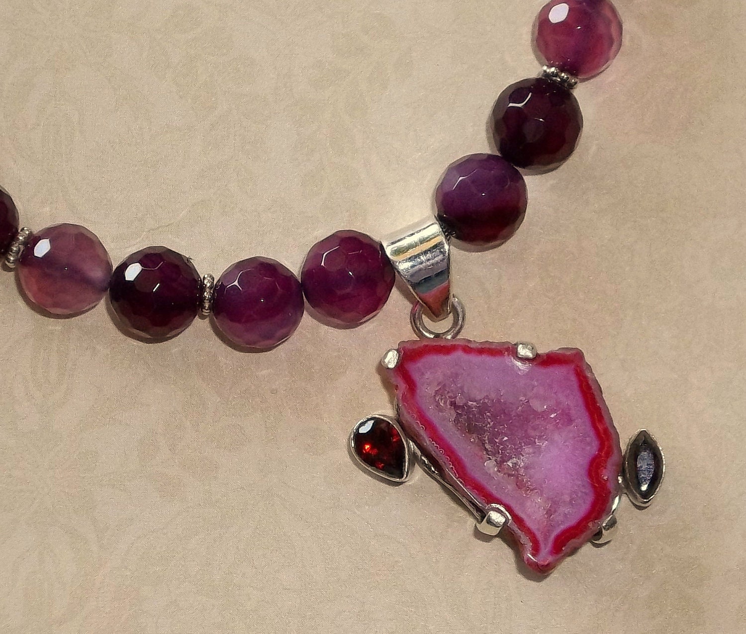 Fuschia Achat Druzy Halskette Fuschia Achat Druzy Halskette von KaMariDesigns