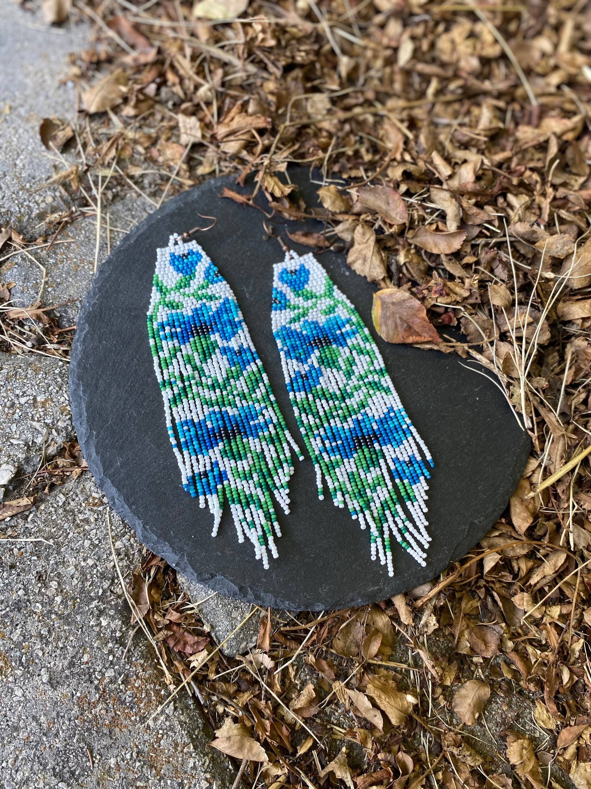 Blaue Blumen Ohrringe, Extra Lange Fransen Native Seed Perlen Bunte Statement Ohrringe Blaue Blumen Ohrringe, Extra Lange Fransen Native Seed Perlen Bunte Statement Ohrringe von KaZeBeadJewelry