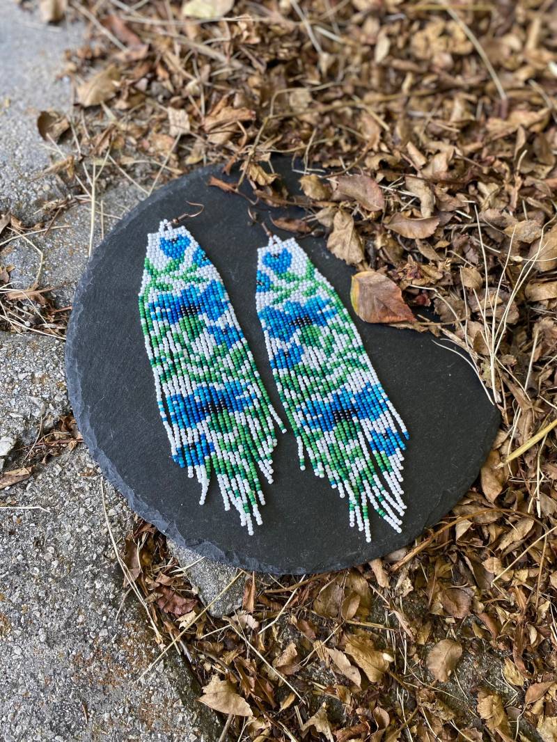 Blaue Blumen Ohrringe, Extra Lange Fransen Native Seed Perlen Bunte Statement Ohrringe von KaZeBeadJewelry