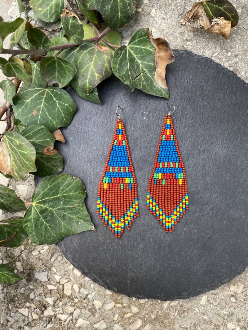 Braun Blau Gewebte Ohrringe, Abstrakte Perlen Fransen Kleine Triangle Boho, Festival Boho Ohrringe Hippie von KaZeBeadJewelry