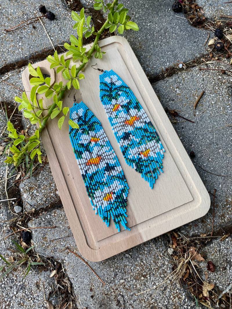 Gänseblümchen Perlen Ohrringe, Extra Lange Fransen Blau Weiße Blumen Florale Rocailles Boho Ohrringe von KaZeBeadJewelry