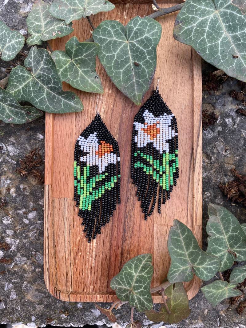 Weiße Narzisse Perlen Ohrringe Impressionismus Bunte Blumen Fransen Perlenohrring Helle Multicolor Ohrring Perlenarbeiten Baumeln Lange Boho von KaZeBeadJewelry