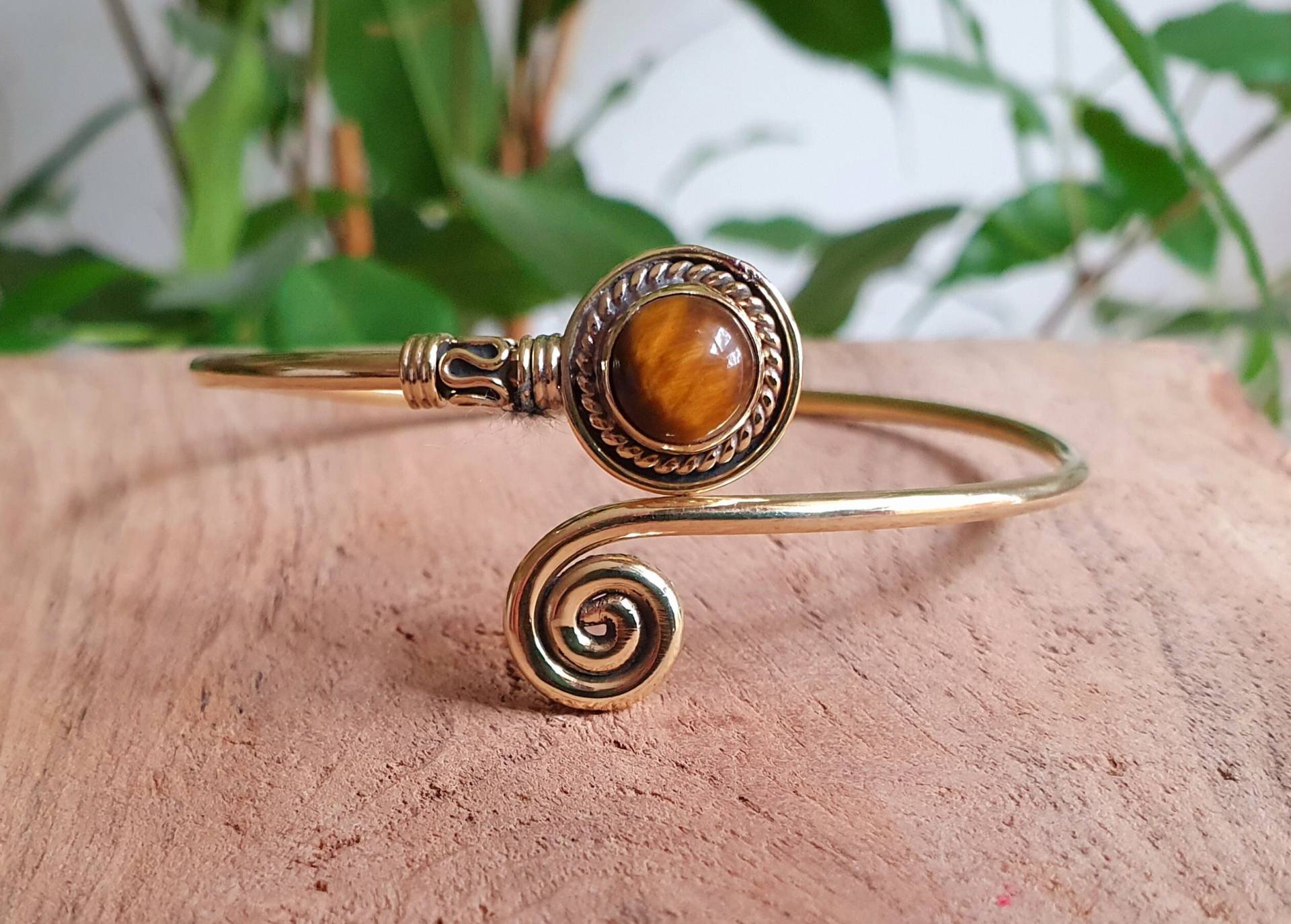 Goldener Tigerauge-Armreif/Messing Spirale Armband Ethnisch Boho Verstellbar Goldener Tigerauge-Armreif/Messing Spirale Armband Ethnisch Boho Verstellbar von KaaliBoutiqueLtd