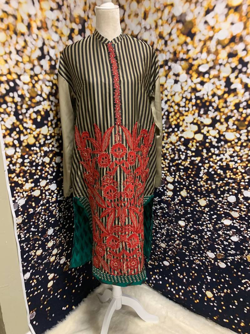 Junaid Jamshed Women Es Pret Silk Stickerei Kurta, Large von KaamdaniCouture