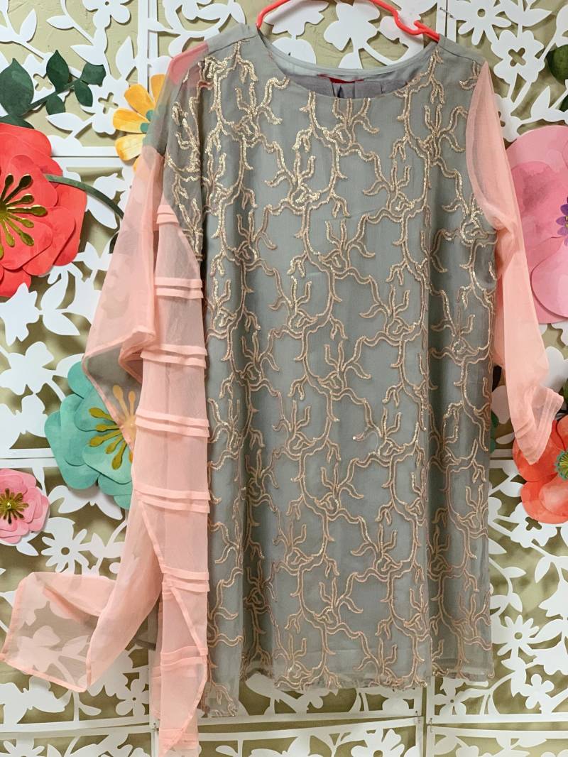 Zwei Ton Pfirsich Grau Chiffon Tunika Mit Pailletten Stickerei, 2-Pc Geraden Hose von KaamdaniCouture