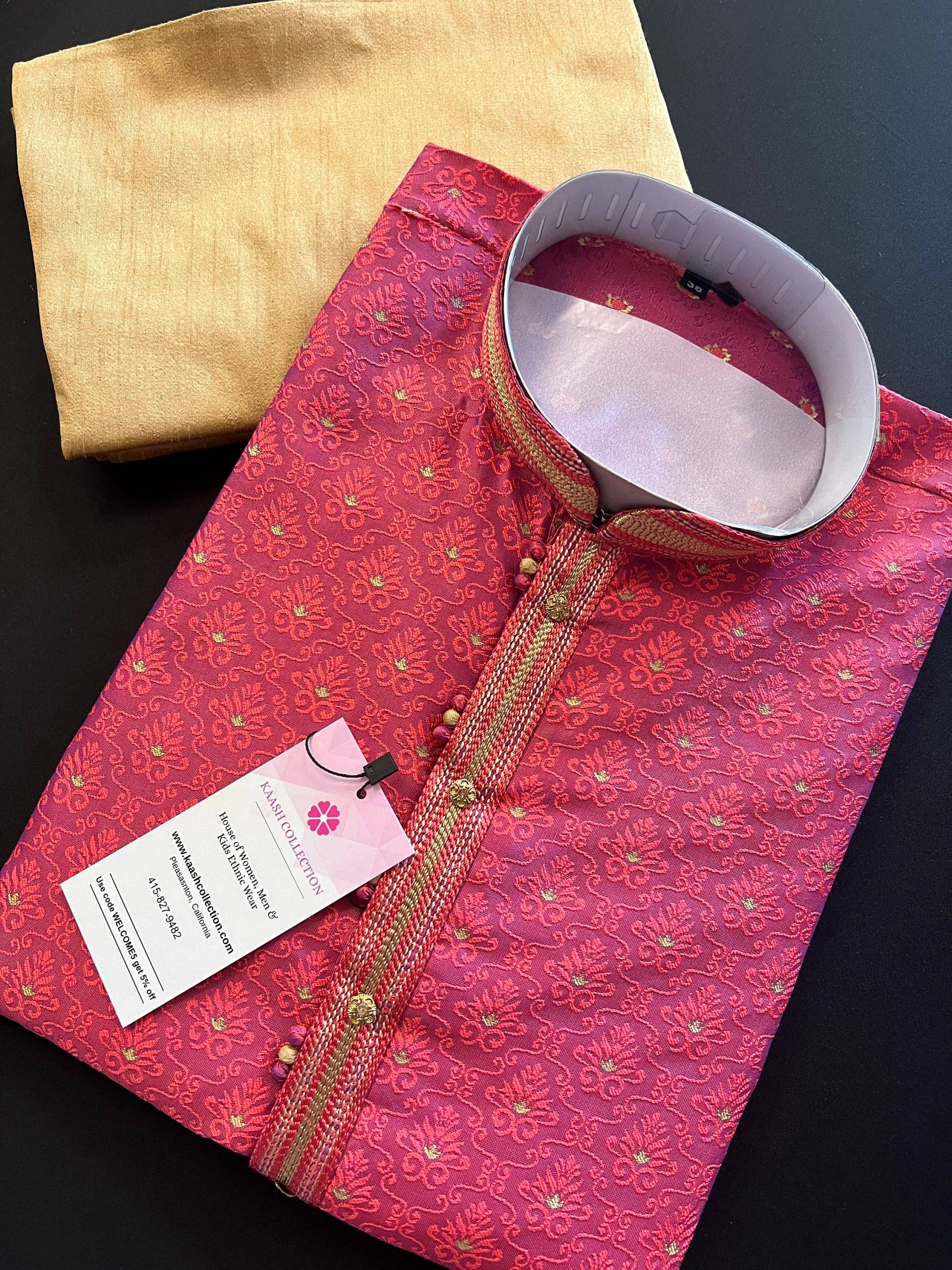 Erdbeer Farbe Männer Kurta Pyjama | Selbst Design Stickmuster Mit Zari Weave Buttis Mens Ethnic Wear Kaash Kollektion von KaashCollection