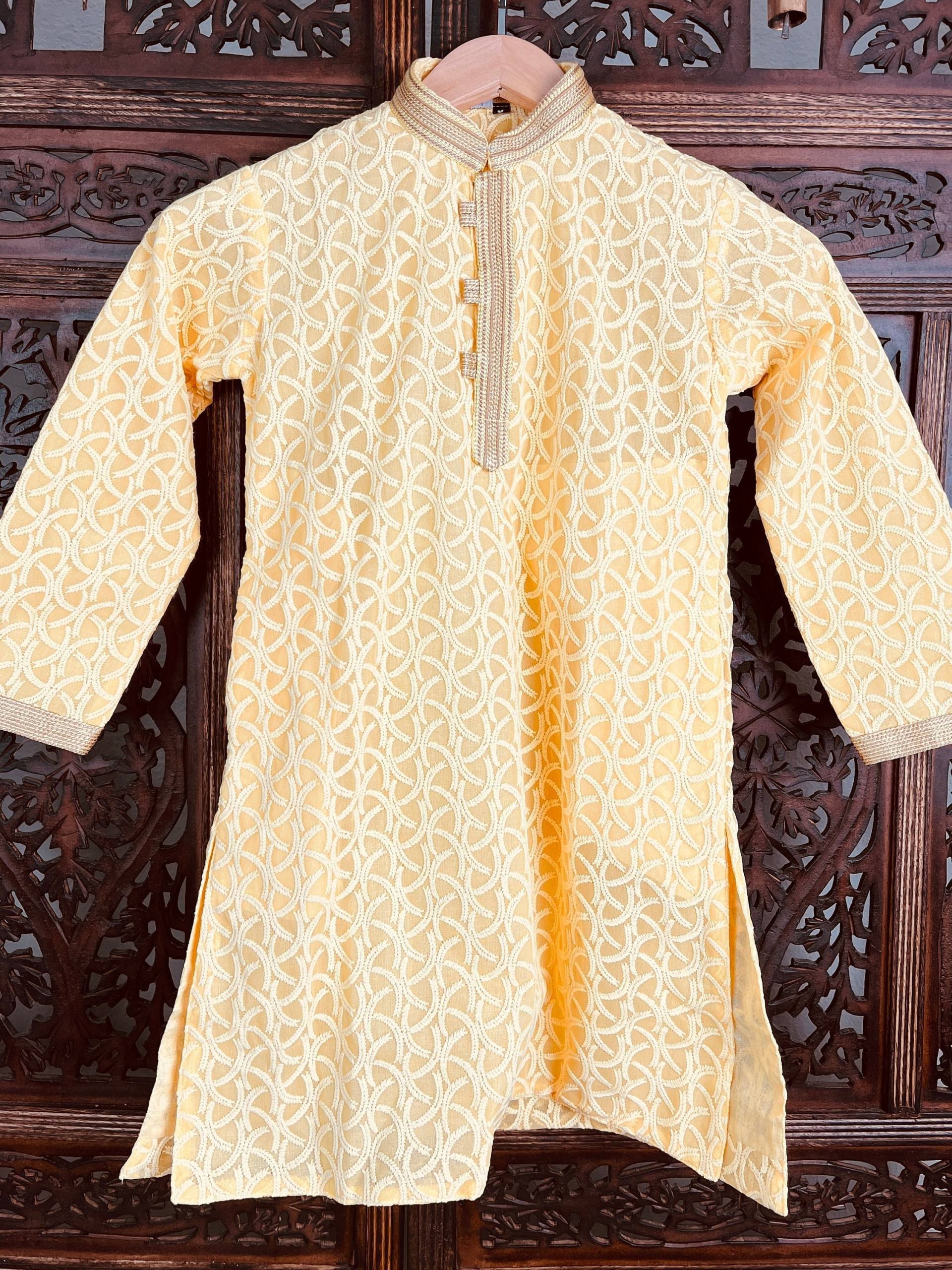 Gelbe Farbe Kurta Mit Pyjama Für Jungen Aus Georgette-Material Lucknowi Chikankari Work | Kurtas Kaash Kollektion von KaashCollection