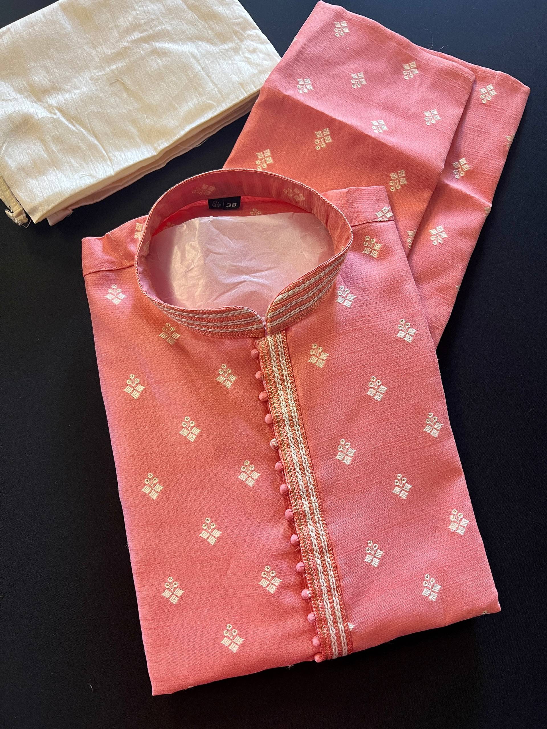 Größe 40 | Rosa Männer Kurta Pyjama Set Mit Blumenmuster Stickerei Weben Und Zari Arbeit Mens Ethno Wear Designer Herren von KaashCollection