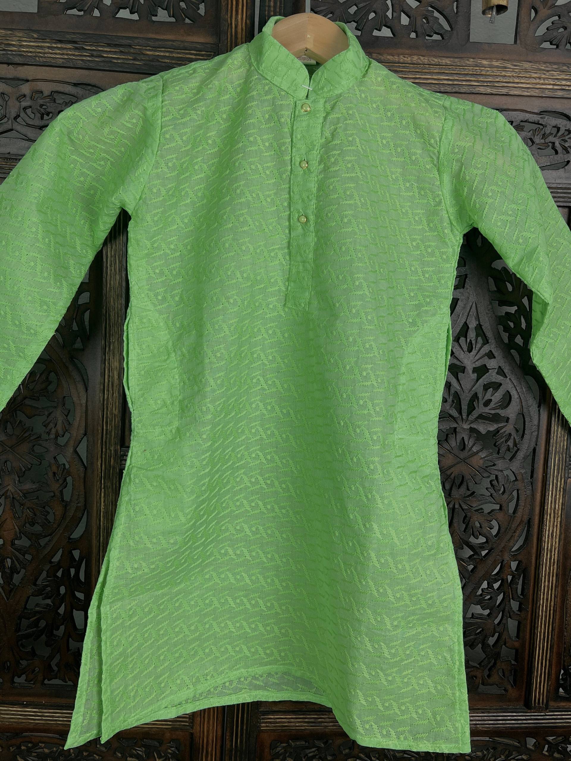 Grüne Farbe Baumwolle Kurta Pyjama Set Für Jungen Mit Lucknowi Chikankari Arbeit | Kurtas Baumwoll von KaashCollection