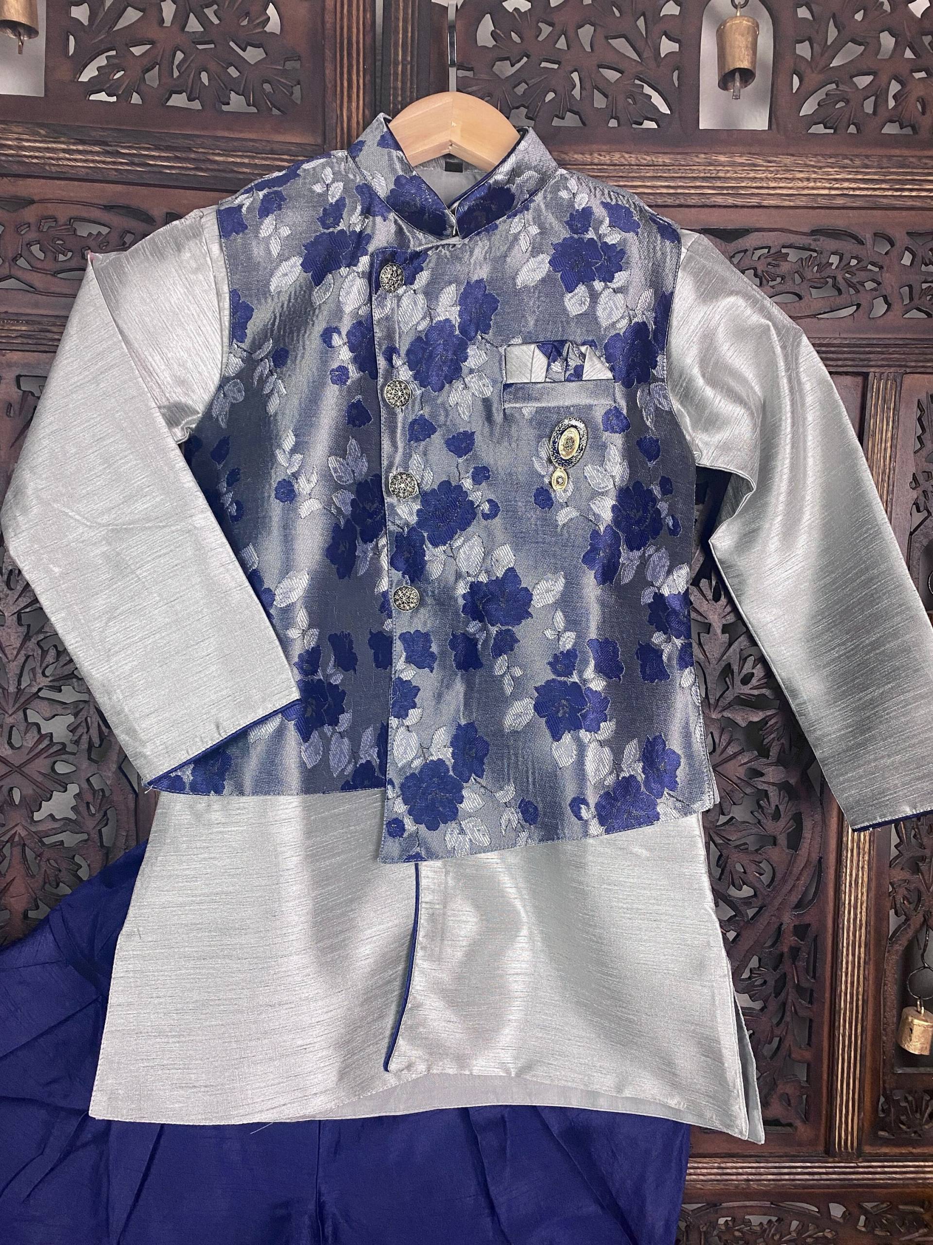 Jungen 3 Stück Kurta Pyjama Mit Jacke in Blumenmuster Splitter Und Blau | Kindermode Ethno Kleidung Kaash Kollektion von KaashCollection