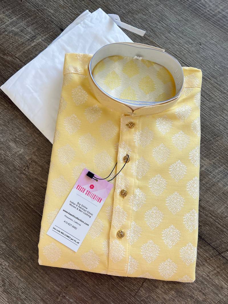 Pastellgelbe Farbe Männer Kurta Pyjama Set Mit Floral Buttas Weben Design in Banarasi Seide von KaashCollection