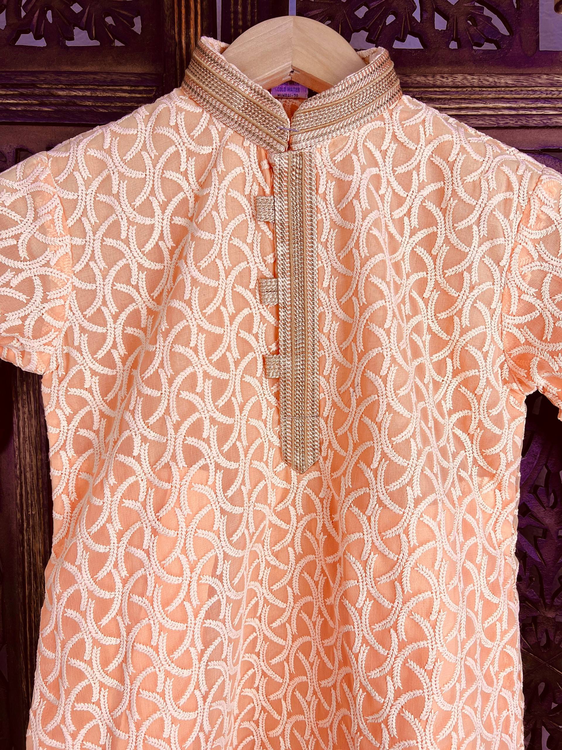 Peach Color 2 Stück Kurta Mit Pyjama Für Jungen in Georgette-Material Lucknowi Chikankari Arbeit | Sets Kaash Kollektion von KaashCollection