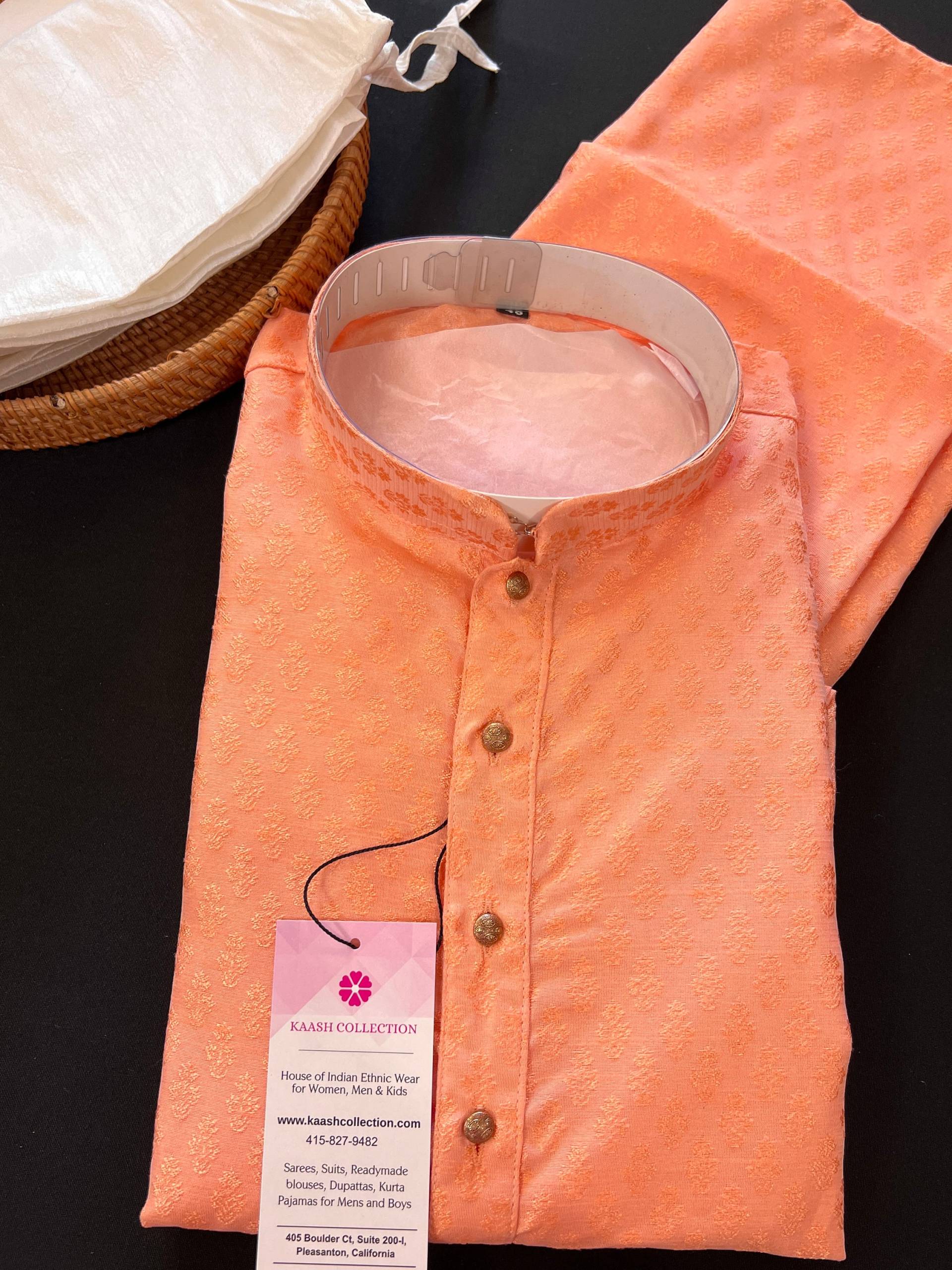 Peach Soft Silk Männer Kurta Pyjama Set Mit Stickmuster Und Baumwollpyjama | Mens Ethnic Wear Pfirsich Farbe von KaashCollection