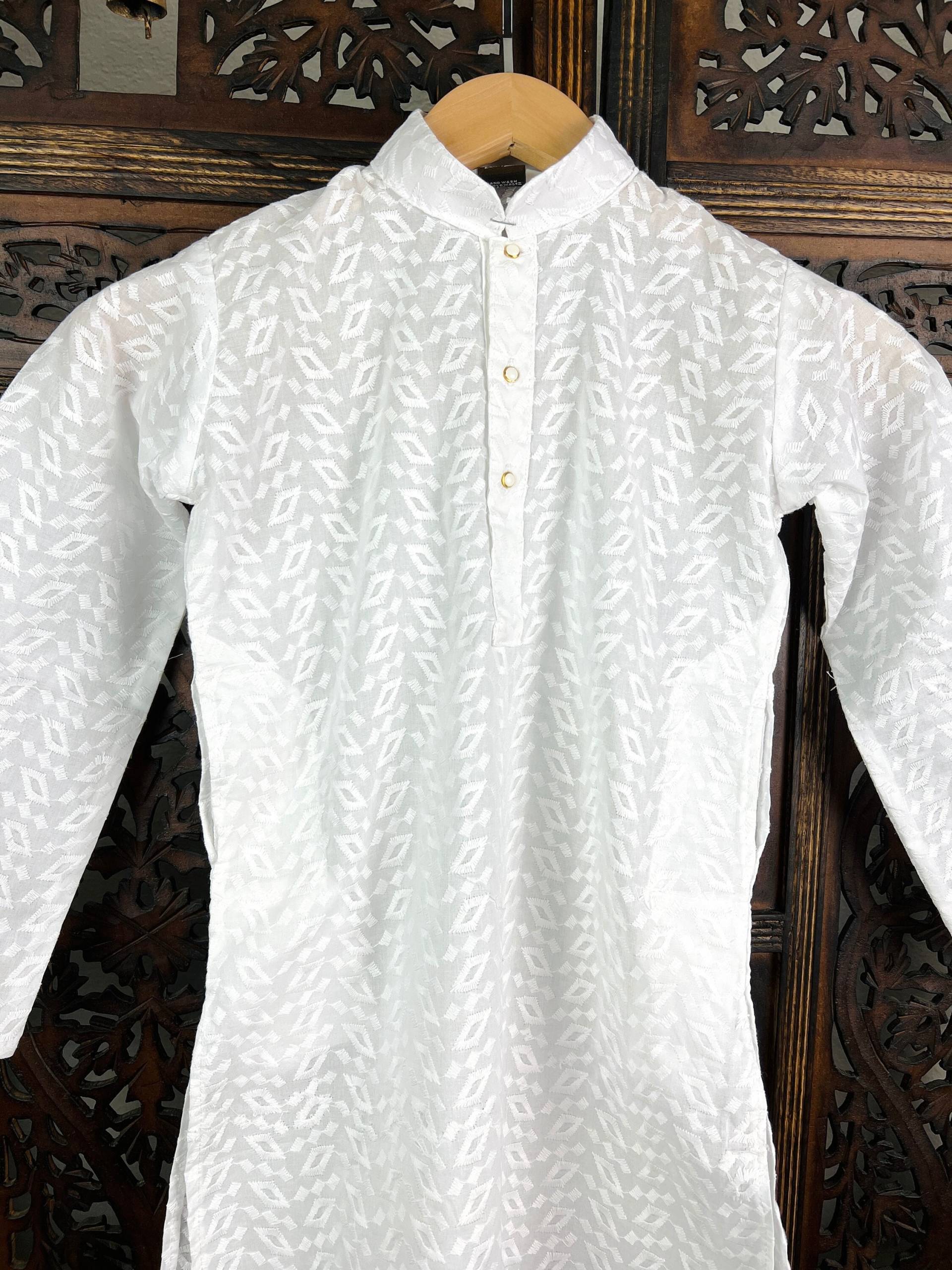 Weiß Lucknowi Chikankari Kurta Pyjama Für Jungen | Aus Reiner Baumwolle Kurtas Kaash Kollektion von KaashCollection