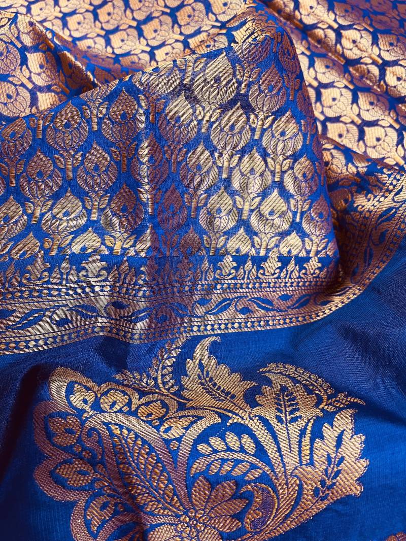 statement Designer Royal Blue Saree Mit Gedeckter Gold Zari Webarbeit Handarbeit Banarasi Seidensarie Brokatfarbener Bluse von KaashCollection