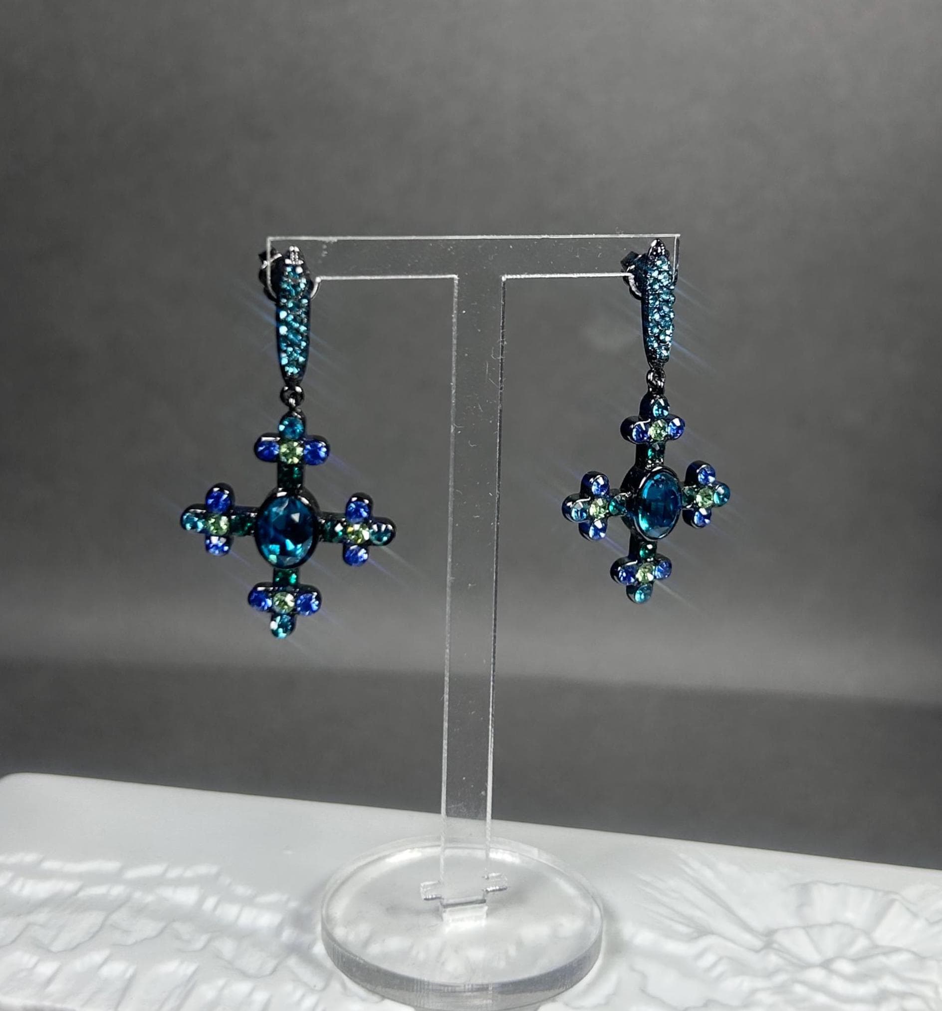 Akkad Blau-Grüne Funkelnde Ohrstecker/Ohrringe in Form Eines Kreuzes Aus Facettierten Glasperlen von KabinettBerlin