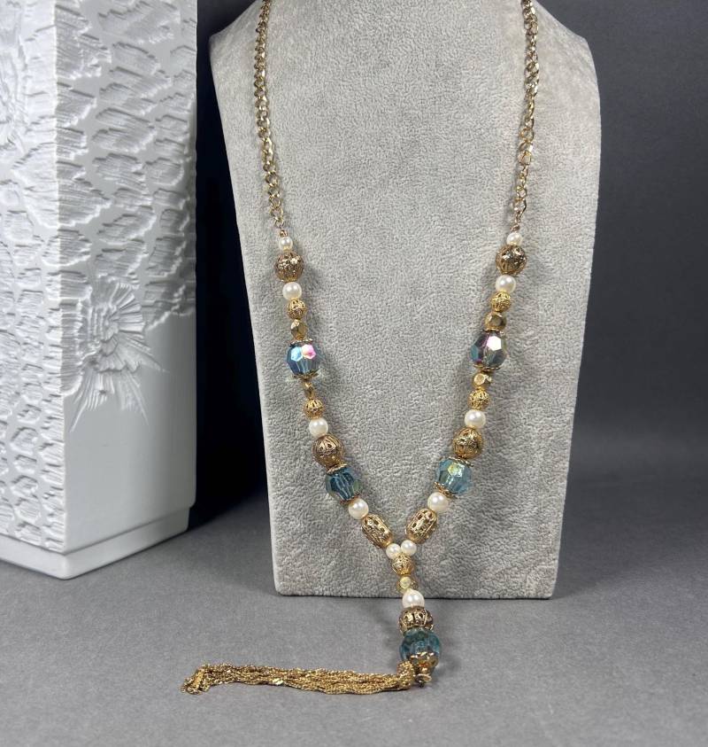 Goldfarbene Miriam Haskell Styl Halskette Mit Blauen, Perlenbesetzten Und Filigranen Perlen Einem Quastenanhänger An Einer Kette von KabinettBerlin